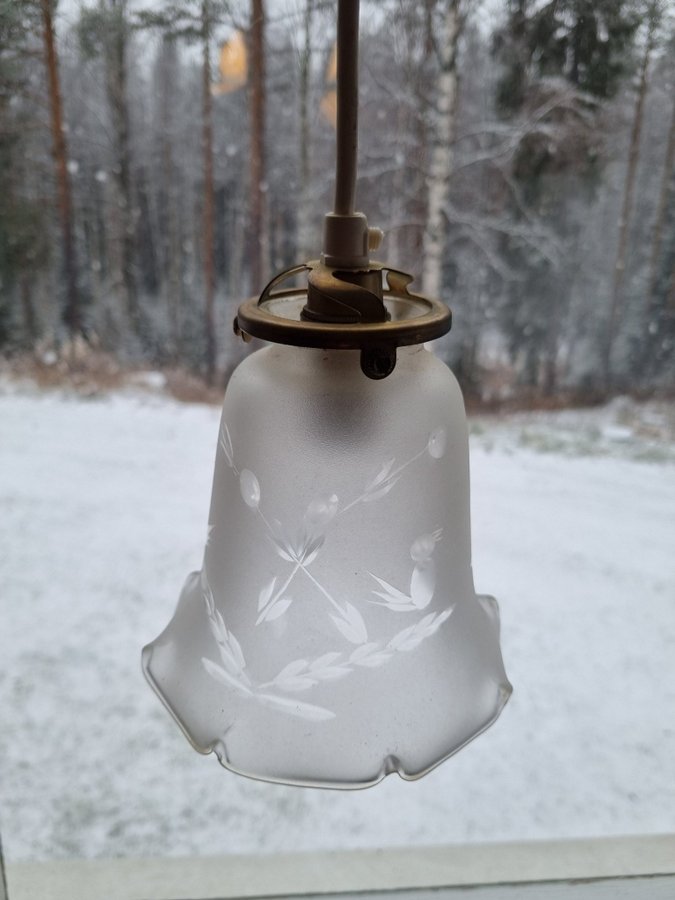 Lantlig romantisk frostad lampa med mönsterslipning motiv fåglar och blad