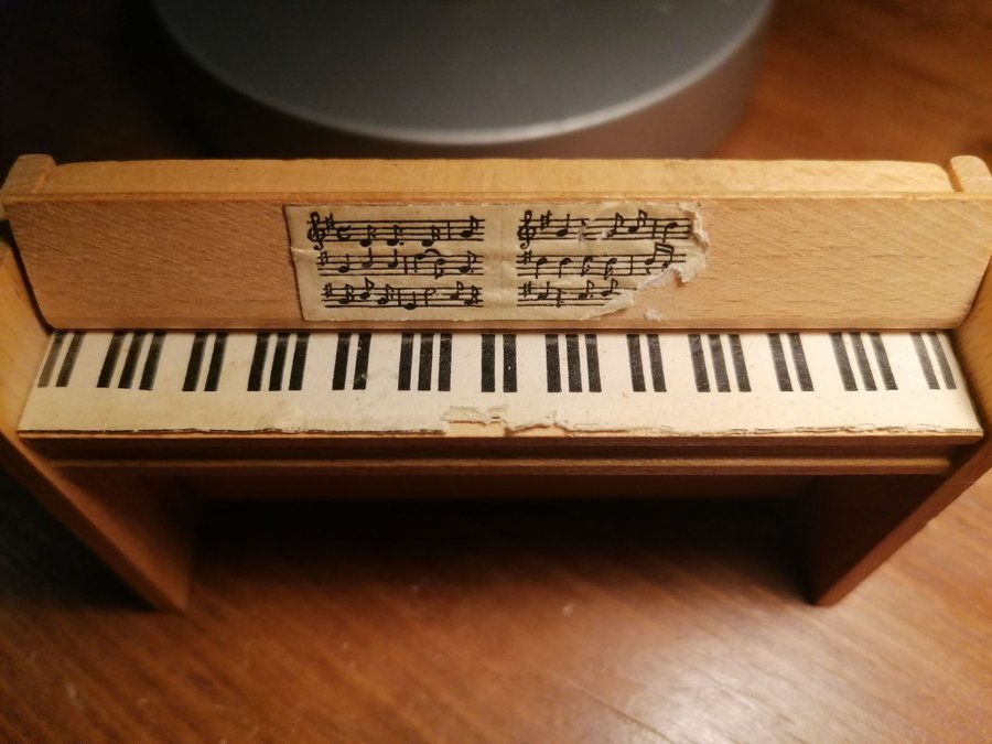 Miniatyr piano "Lerro"