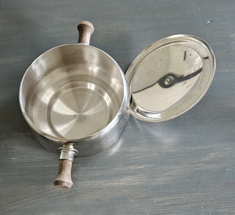 Glögg gryta, märkt STAINLESS STEEL18-8 med 3 trähandtag i mörkt trä. Retro.