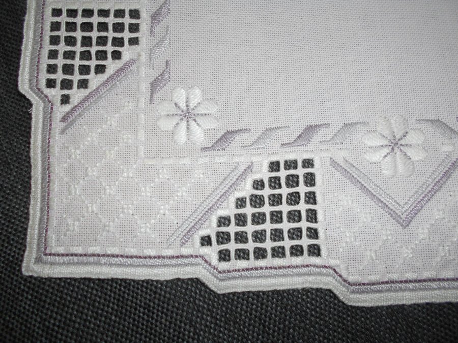 Handbroderad duk med vackra broderier och hardanger