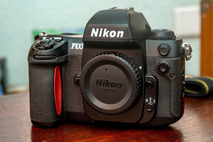 Nikon F100 body w/MF-29 MB-15 and MS-12