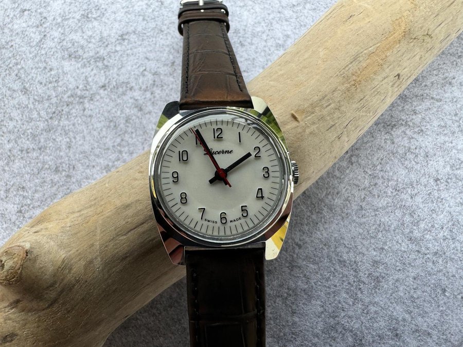 NOS Vintage Lucerne Manuellt Mekaniskt Schweiziskt Armbandsur 1970-tal