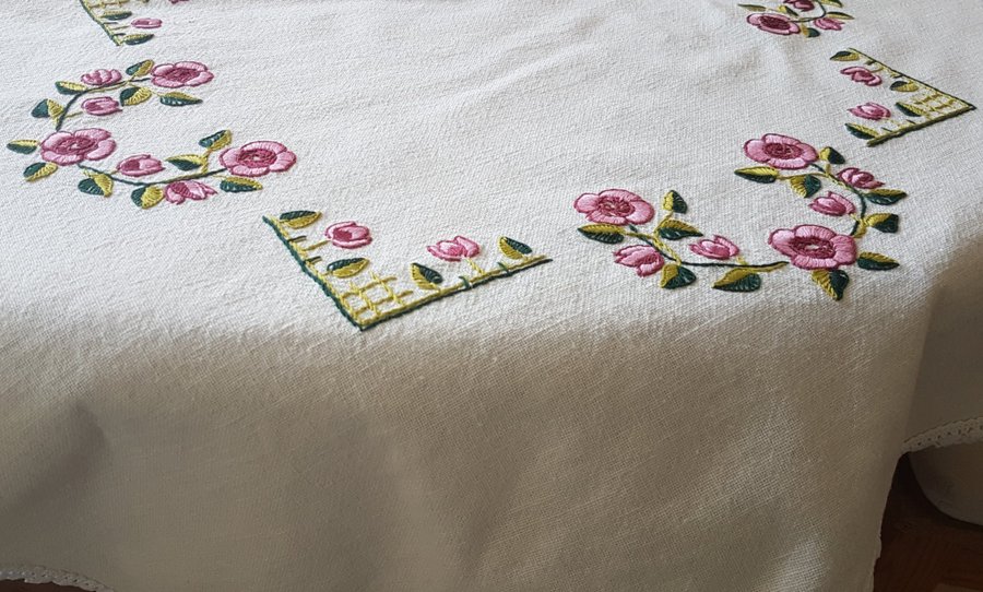 Handbroderad duk, svenskt hantverk. Jugend retro vintage rosa/röd + vaniljfärg