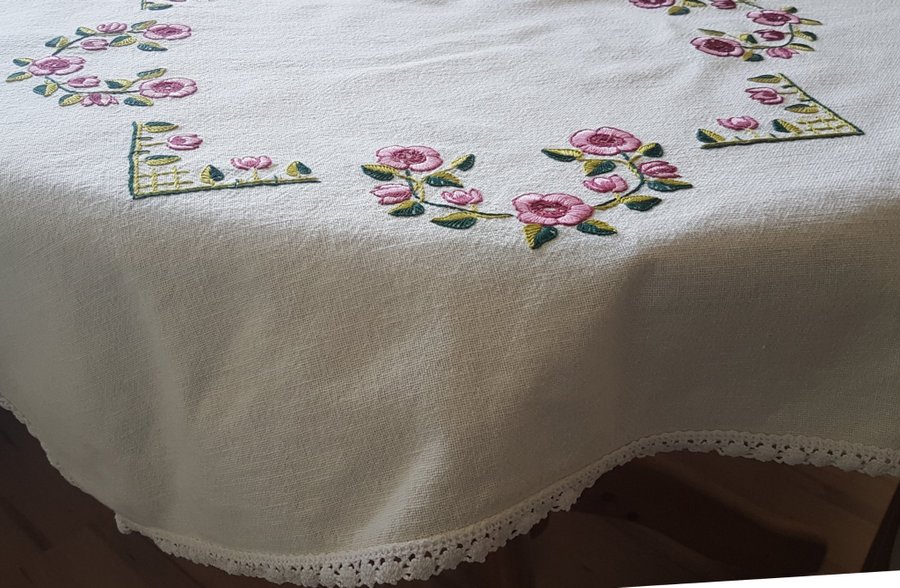 Handbroderad duk, svenskt hantverk. Jugend retro vintage rosa/röd + vaniljfärg