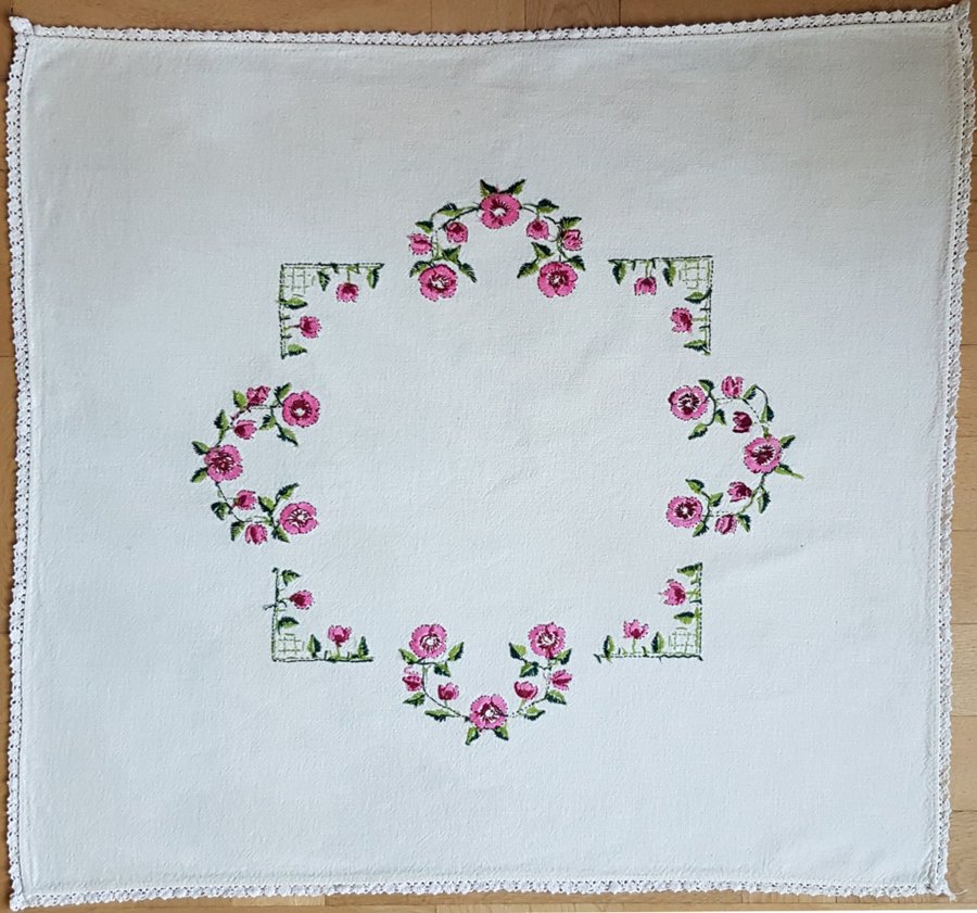 Handbroderad duk, svenskt hantverk. Jugend retro vintage rosa/röd + vaniljfärg