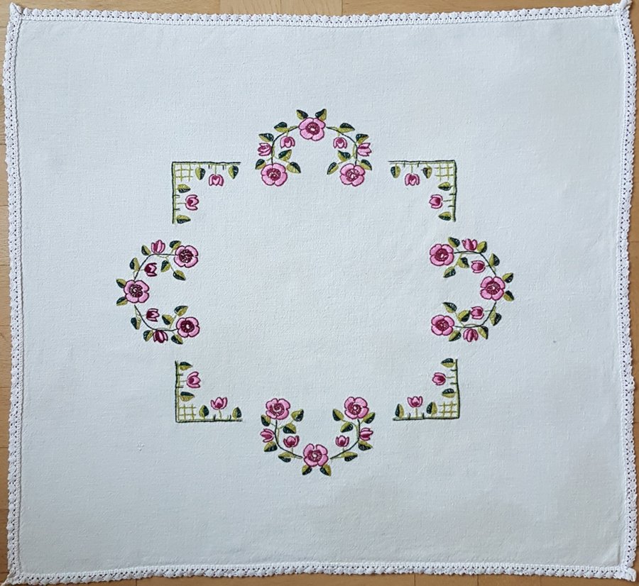 Handbroderad duk, svenskt hantverk. Jugend retro vintage rosa/röd + vaniljfärg