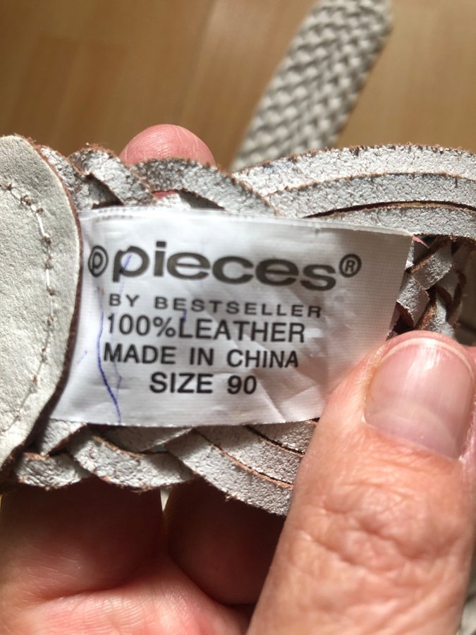 Oanvänd pieces Skärp vit med fnt spänne size 90