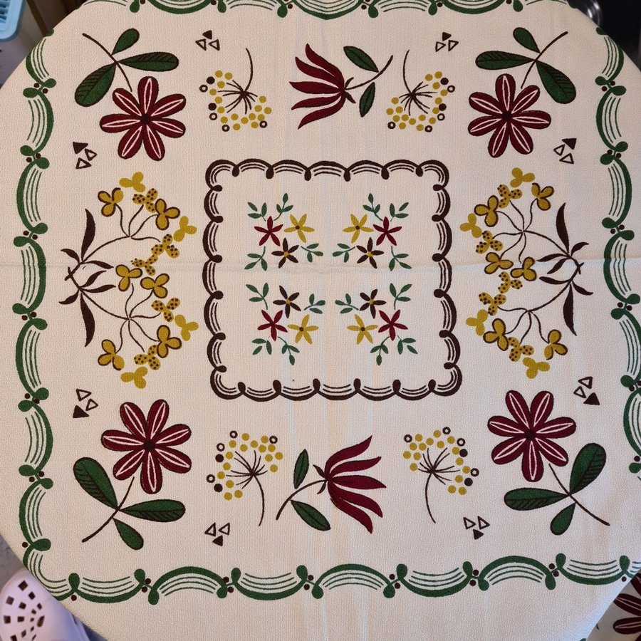 Duk med blommönster.Retro/ vintage. 130x130 cm.Material med fint fall.