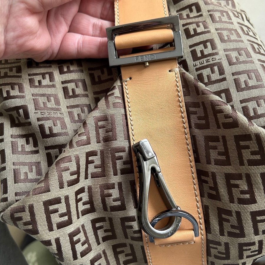 Superfin Fendi weekendbag. Läs annonsen!