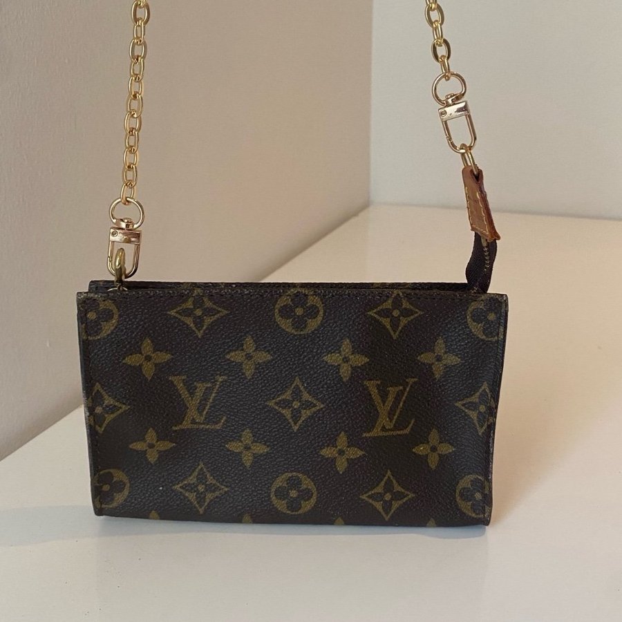 LOUIS VUITTON MONOGRAM POCHETTE VÄSKA AXELVÄSKA POUCH