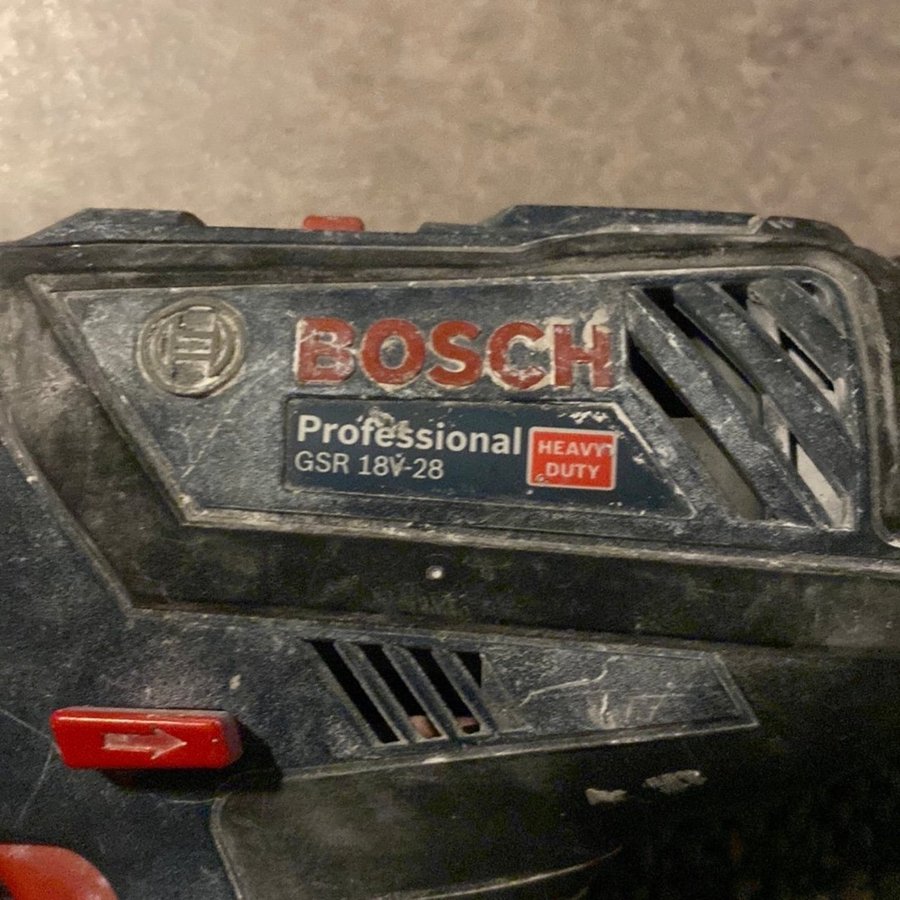 Bosch GSR 18V-28 skruvdragare med batteri och laddare