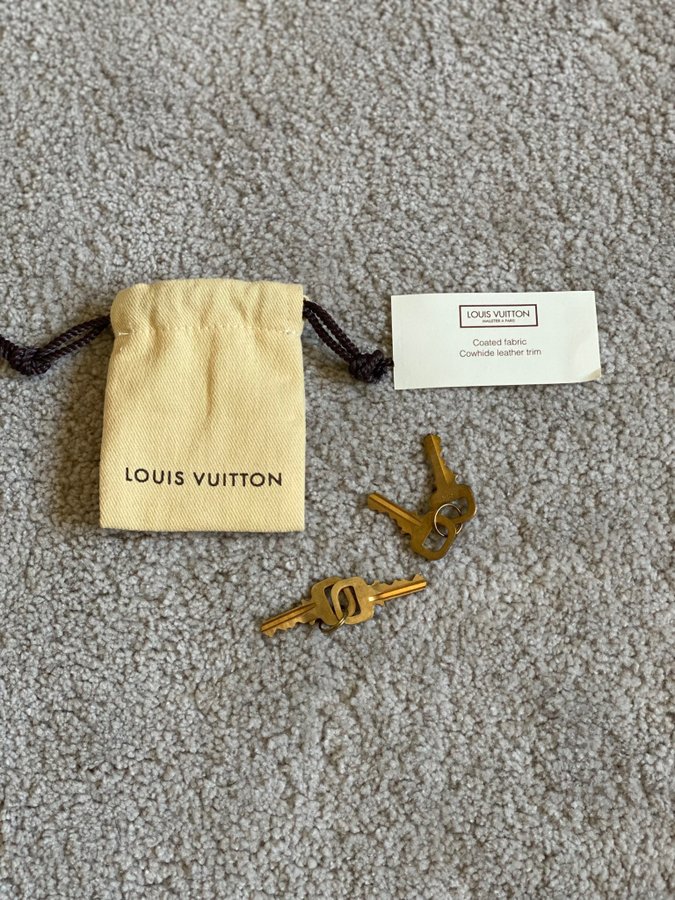 Louis vuitton påse + 2 nycklar