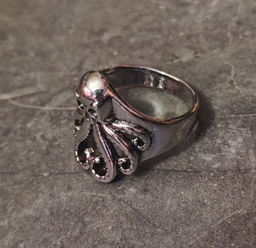 Ring med bläckfisk, cthulku, skalle, hårdrock, metal, fantasy