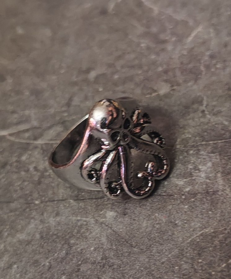 Ring med bläckfisk, cthulku, skalle, hårdrock, metal, fantasy