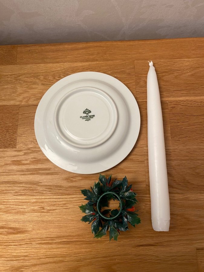 Ljusstake, ljus och manschett. Återbruk av kaffefat Maria vit från Rosenthal.