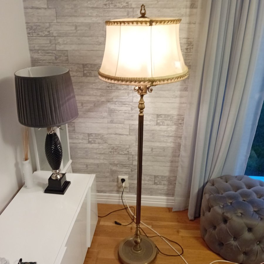 Stående lampa med skärm