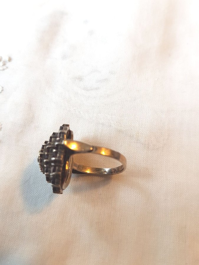 Äkta vintage - ring av förgyllt silver med glittriga granater. Ø16,5 mm.