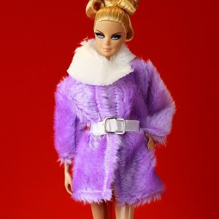 Barbie docka i JACKA + SKOR passar Barbiedocka även CURVEY och 1966 kropp lila *