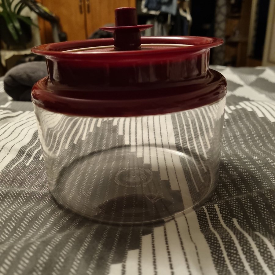 TUPPERWARE BURK MED TÄTSLUTANDE LOCK 1.2 LITER