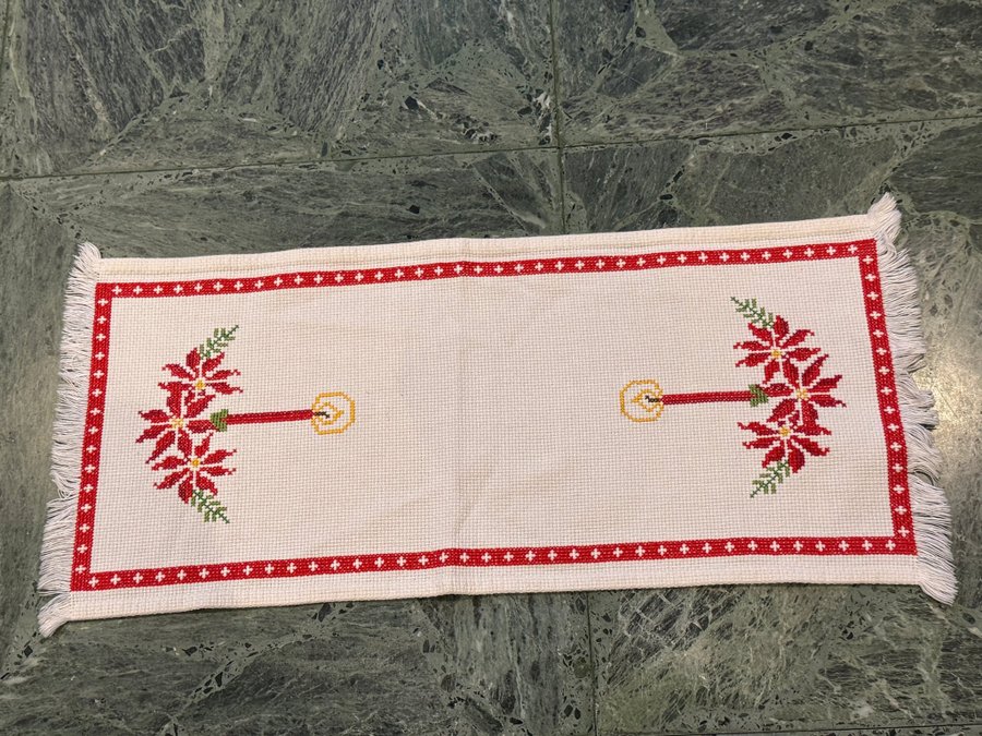 Handbroderad Julduk I Korsstygn Med Julmotiv 55x24,5cm