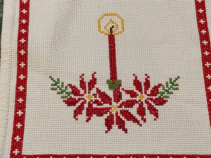 Handbroderad Julduk I Korsstygn Med Julmotiv 55x24,5cm