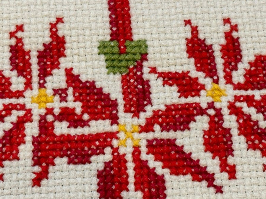 Handbroderad Julduk I Korsstygn Med Julmotiv 55x24,5cm