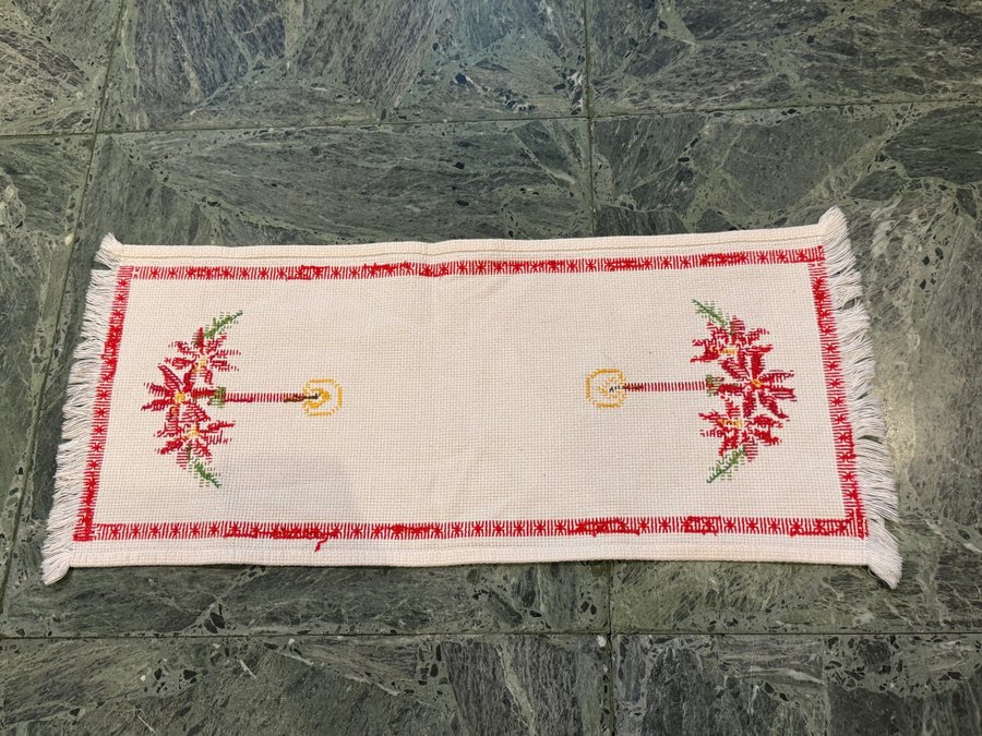 Handbroderad Julduk I Korsstygn Med Julmotiv 55x24,5cm