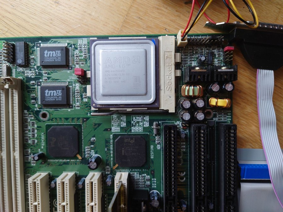 1998 Acorp STX29, chipset Intel 440TX, AMD K6 @266 , 128 MB RAM