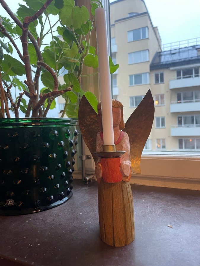 Ljusstake, snidad ängel