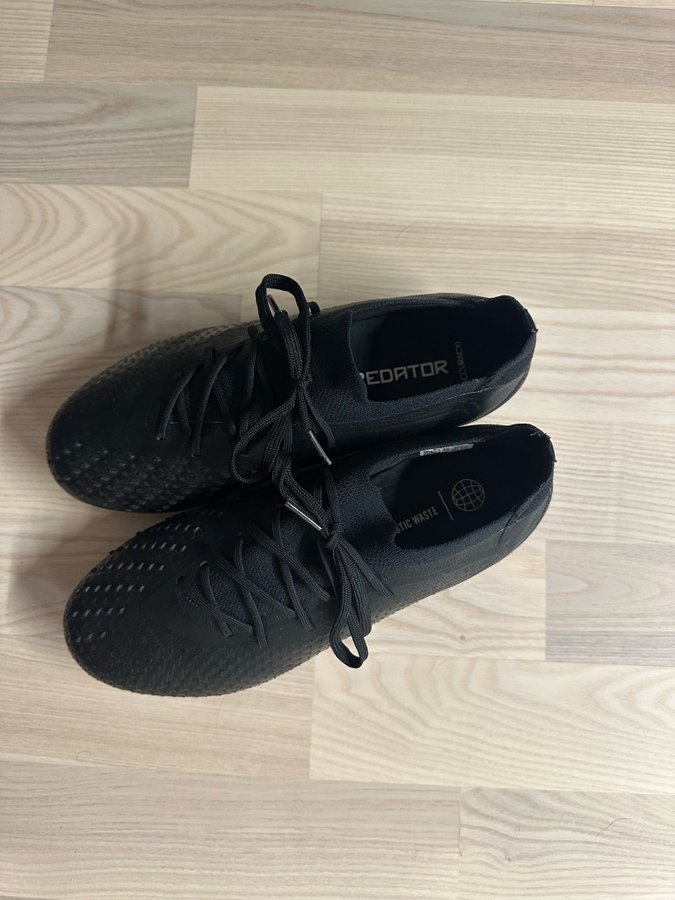 Adidas Fotbollsskor strl 39