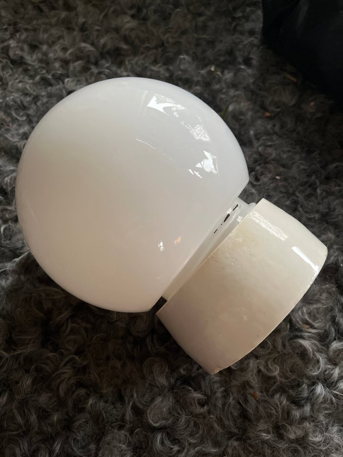 Vit rund lampa med E27 sockel