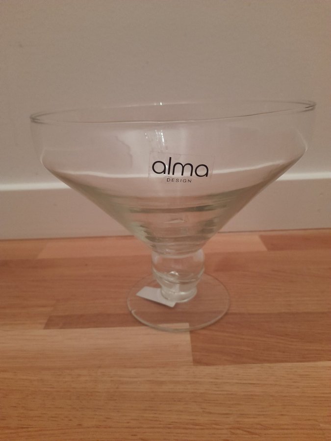 Alma design (etiketteten har lossnat). 17cm hög och 18,5cm bred.