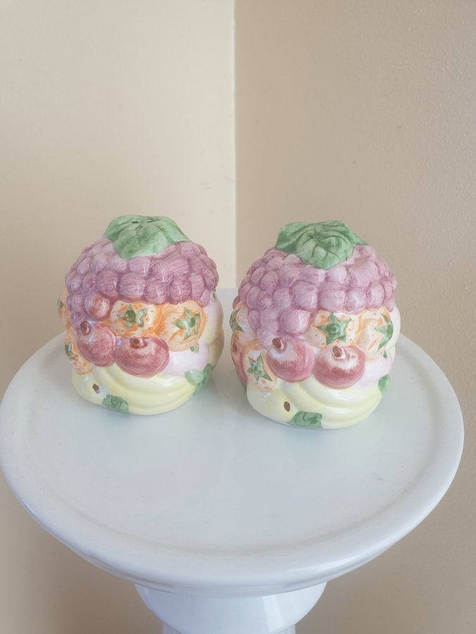 Fruit Salt and Pepper Shakers Sia barbotine vintage from the 80s.