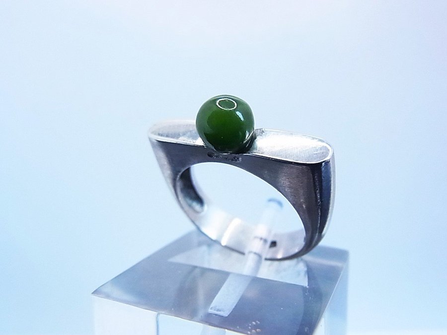 JADE RING SILVER 925 MODERN DESIGN. HANDGJORDA.