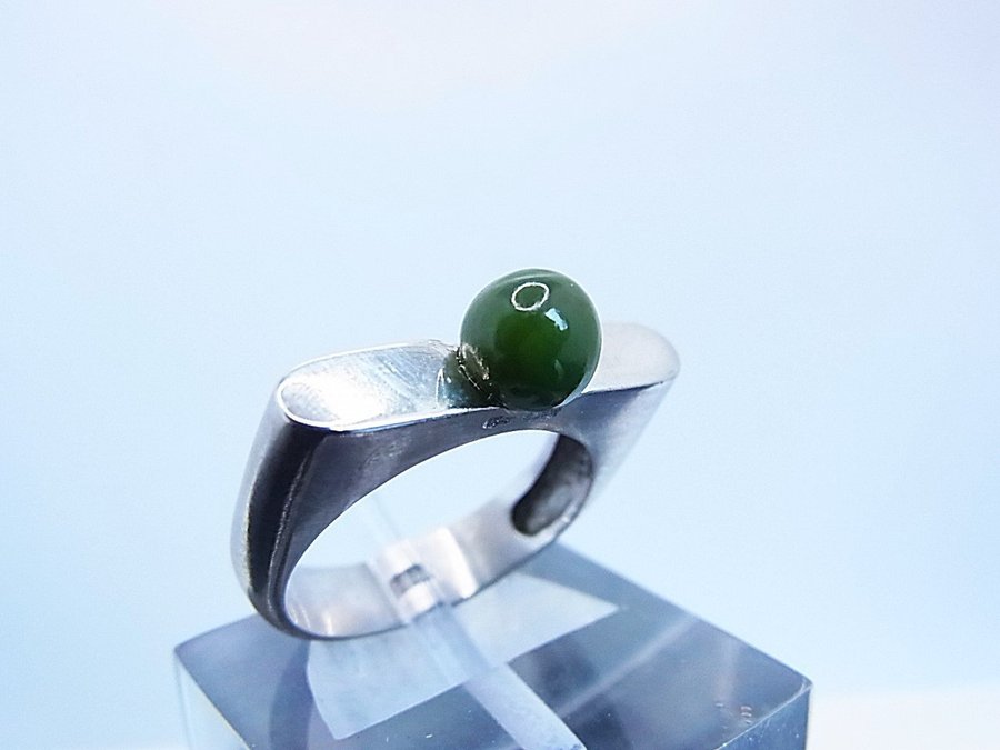 JADE RING SILVER 925 MODERN DESIGN. HANDGJORDA.