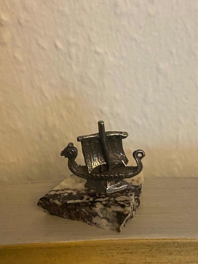 Säljes: Miniatyr vikingaskepp i metall på stenbas