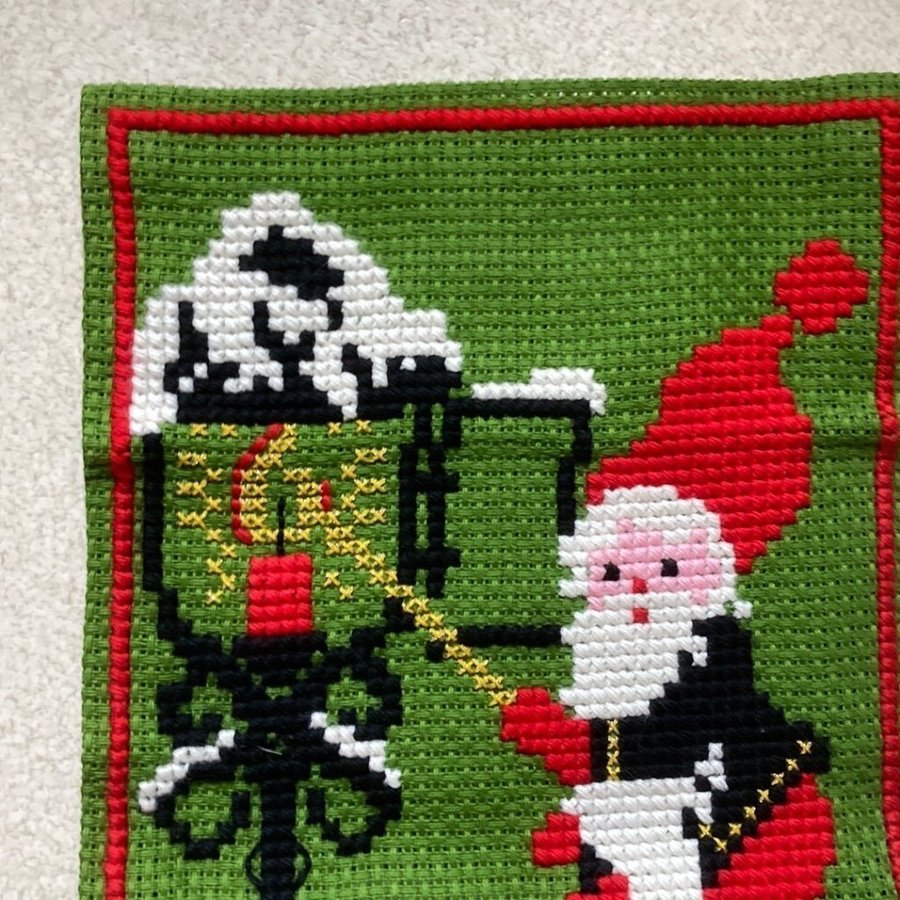 Fin BRODERAD JUL bonad. Broderad på grov aidaväv. 37 x 57 cm.