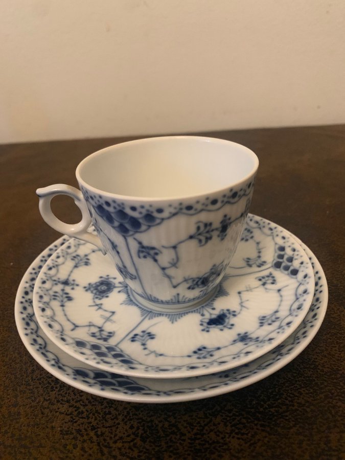 Royal Copenhagen musselmalet kaffekoppar med fattar