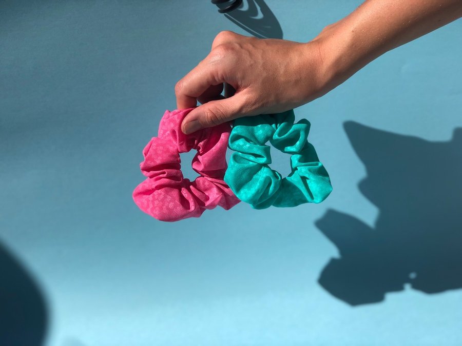 Scrunchie Grön och rosa Hårsnodd i tyg Handsydd