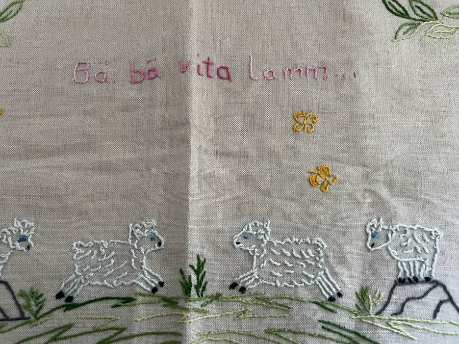 Liten fin broderad linnebonad Bä bä…..