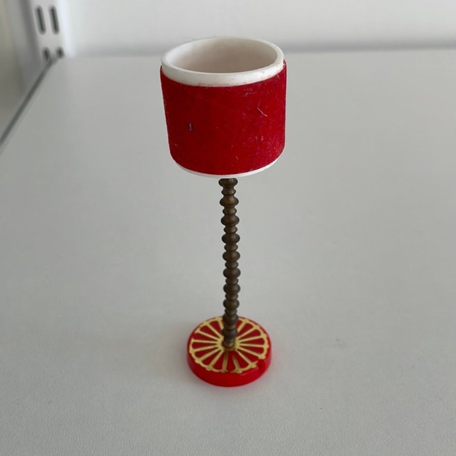 Golv lampas med metall fot och skärm i röd sammet till Lundby dockhus Retro