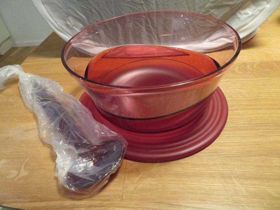 *** Tupperware Elegance 2.3l med lock och salladsbestick (NY) ***