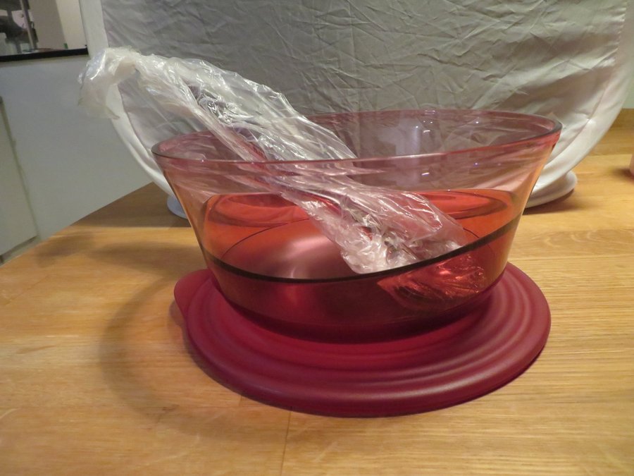 *** Tupperware Elegance 2.3l med lock och salladsbestick (NY) ***