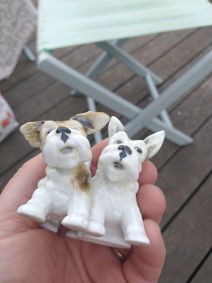 Terrier figurin stämplad Germany och tillverkar stämpel