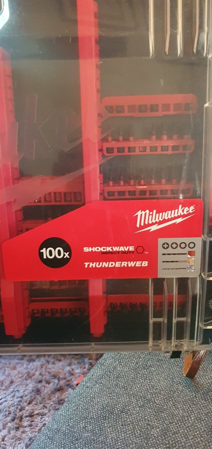 Milwaukee 100-dels bitsats med förvaringslåda