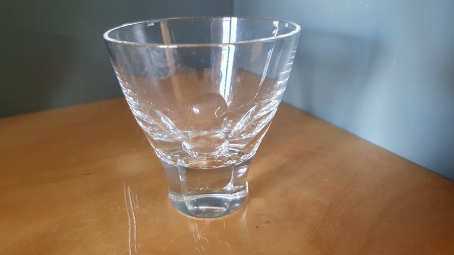 ELVA snaps/likör/shotglas i kristall med olivslipad fot, handblåsta.