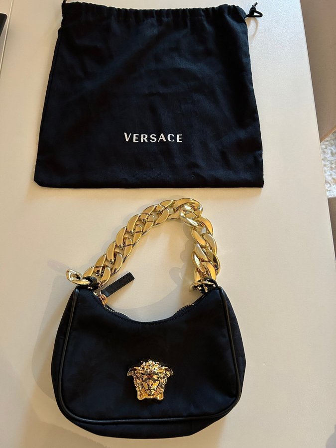 Versace Medusa väska Tyg. Svart. Guldkedja. Handväska