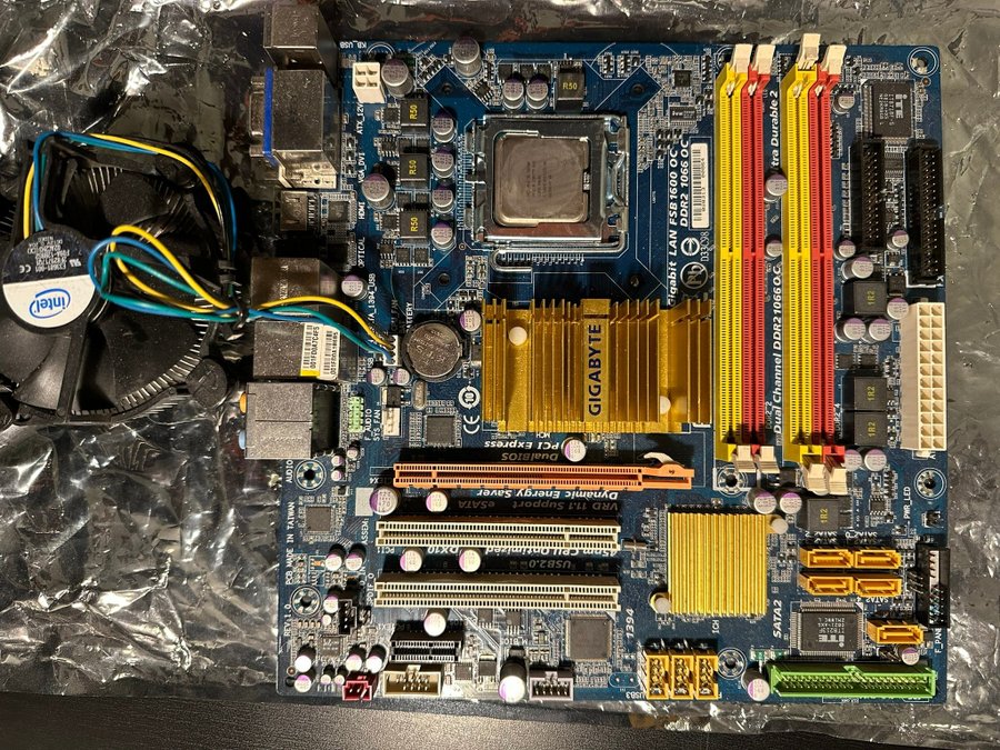 Gigabyte GA-EG45M-DS2H Moderkort med processor och kylfläkt