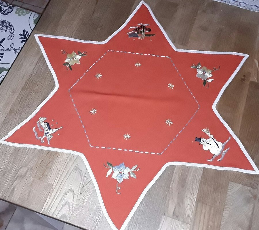 Retro 50-tal. Julröd STOR handbroderad FIN JULDUK, jul stjärna. 62 cm.