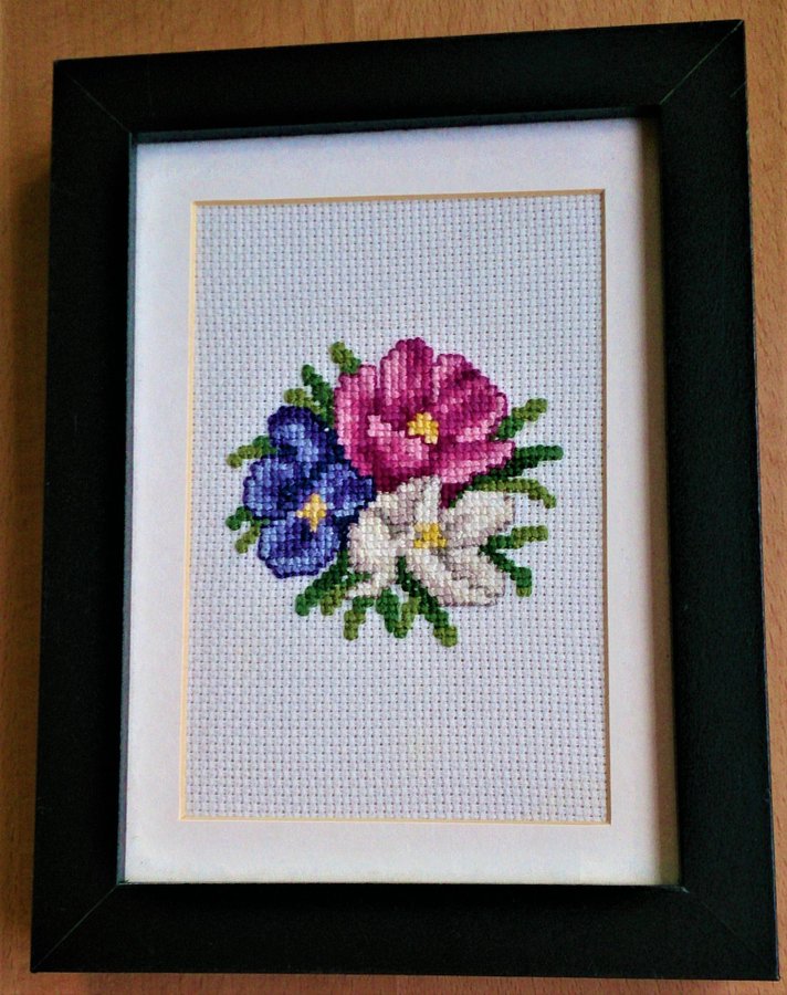 HANDBRODERAD TAVLA MED ANEMONER